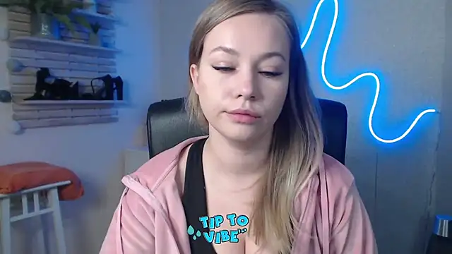 Snapshot of holly_xglam chatting on 12/19/24, 08:23 holly xglam online show from 12/19/24, 08:23