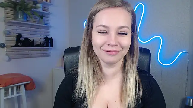 Snapshot of holly_xglam chatting on 12/23/24, 06:22 holly xglam online show from 12/23/24, 06:22