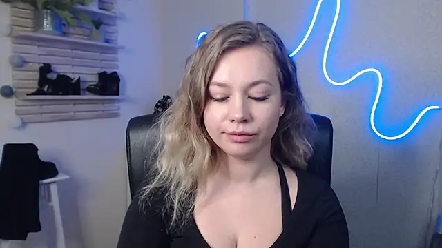 Snapshot of holly_xglam chatting on 01/07/25, 07:42 holly xglam online show from 01/07/25, 07:42