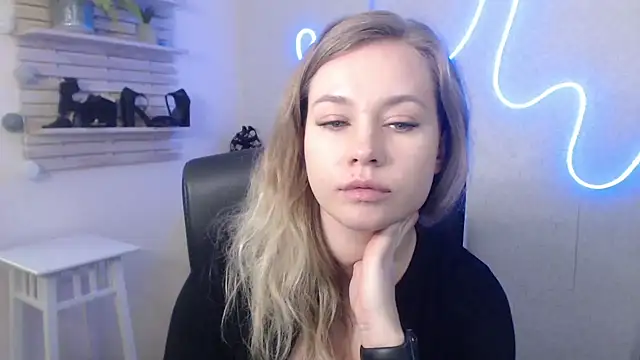 Snapshot of holly_xglam chatting on 01/15/25, 10:17 holly xglam online show from 01/15/25, 10:17