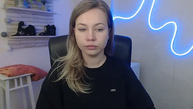 Snapshot of holly_xglam chatting on 02/06/25, 04:42 holly xglam online show from 02/06/25, 04:42