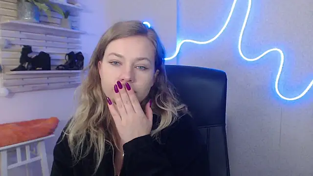 Snapshot of holly_xglam chatting on 02/07/25, 04:27 holly xglam online show from 02/07/25, 04:27