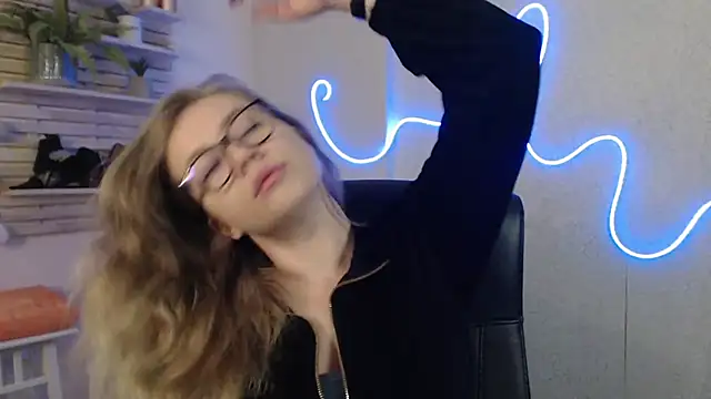 Snapshot of holly_xglam chatting on 02/13/25, 01:29 holly xglam online show from 02/13/25, 01:29