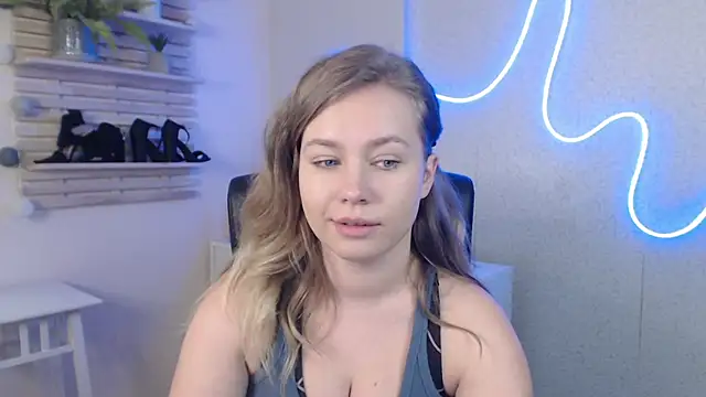 Snapshot of holly_xglam chatting on 02/13/25, 07:45 holly xglam online show from 02/13/25, 07:45