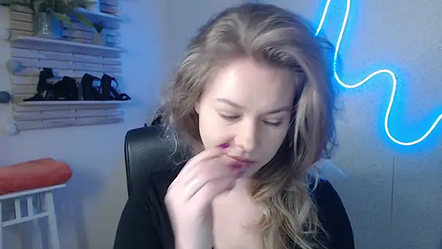 holly xglam online show from 02/18/25, 08:05