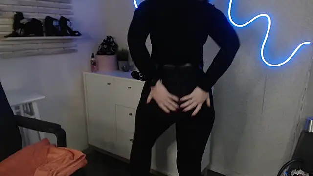 Snapshot of holly_xglam chatting on 02/24/25, 06:27 holly xglam online show from 02/24/25, 06:27