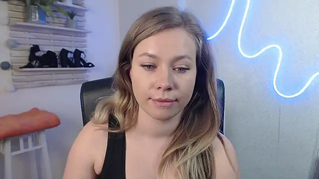 Snapshot of holly_xglam chatting on 02/26/25, 06:37 holly xglam online show from 02/26/25, 06:37