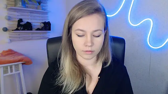 Snapshot of holly_xglam chatting on 03/13/25, 12:16 holly xglam online show from 03/13/25, 12:16