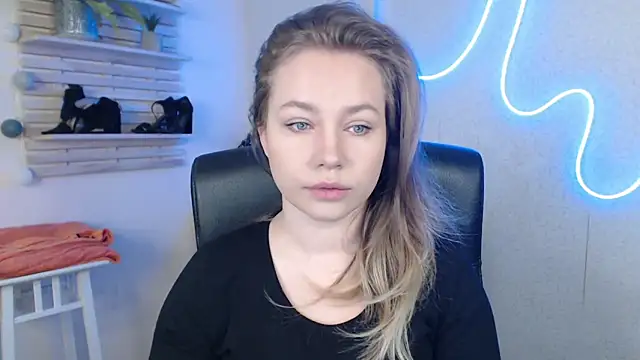 Snapshot of holly_xglam chatting on 03/17/25, 02:19 holly xglam online show from 03/17/25, 02:19