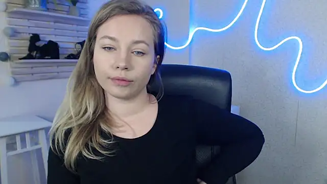 Snapshot of holly_xglam chatting on 03/17/25, 05:23 holly xglam online show from 03/17/25, 05:23