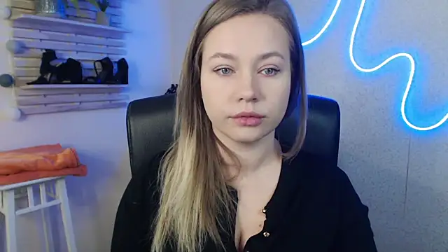 Snapshot of holly_xglam chatting on 03/18/25, 12:16 holly xglam online show from 03/18/25, 12:16