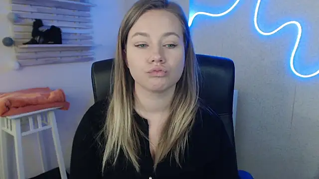 Snapshot of holly_xglam chatting on 03/18/25, 06:25 holly xglam online show from 03/18/25, 06:25