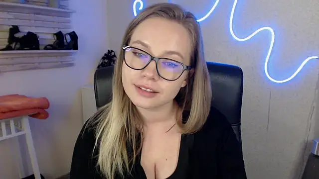 Snapshot of holly_xglam chatting on 03/19/25, 06:24 holly xglam online show from 03/19/25, 06:24