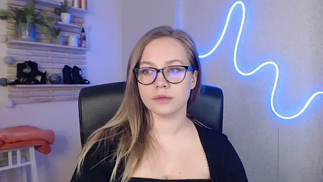 Snapshot of holly_xglam chatting on 03/20/25, 09:02 holly xglam online show from 03/20/25, 09:02