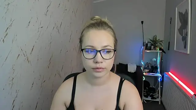 Snapshot of holly_xglam chatting on 09/10/25, 04:51 holly xglam online show from 09/10/25, 04:51