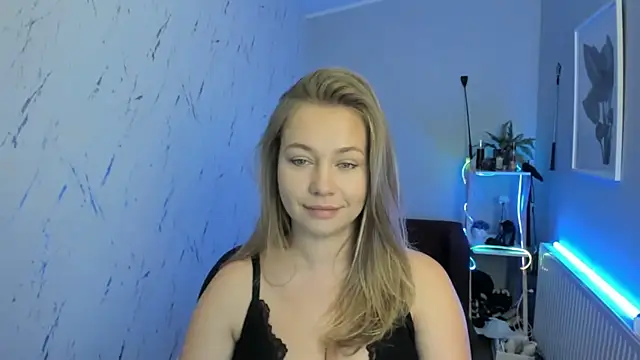 Snapshot of holly_xglam chatting on 09/15/25, 04:29 holly xglam online show from 09/15/25, 04:29