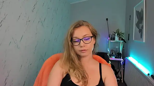 Snapshot of holly_xglam chatting on 09/23/25, 05:27 holly xglam online show from 09/23/25, 05:27