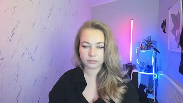 Snapshot of holly_xglam chatting on 10/17/25, 06:10 holly xglam online show from 10/17/25, 06:10