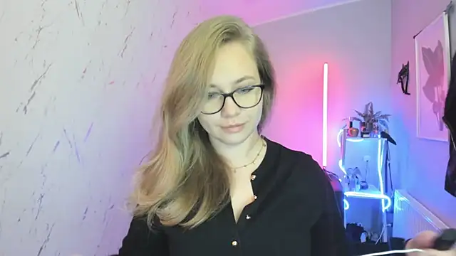 Snapshot of holly_xglam chatting on 10/21/25, 05:46 holly xglam online show from 10/21/25, 05:46