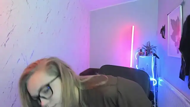 Snapshot of holly_xglam chatting on 10/30/25, 06:30 holly xglam online show from 10/30/25, 06:30