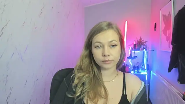 Snapshot of holly_xglam chatting on 11/25/25, 08:53 holly xglam online show from 11/25/25, 08:53