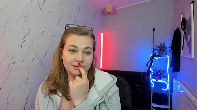 holly xglam online show from 02/10/26, 08:02