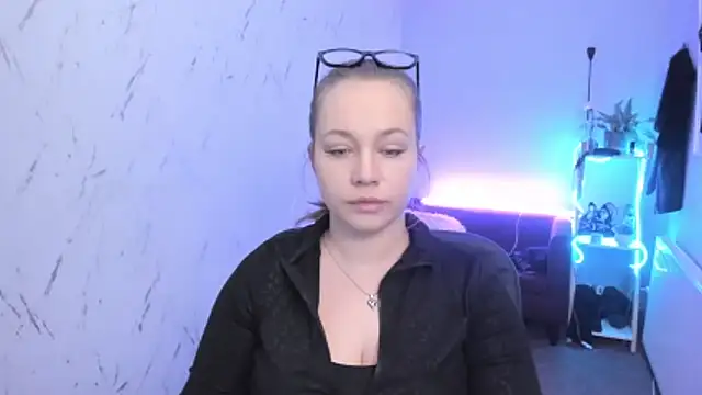 holly xglam online show from 04/14/26, 05:19