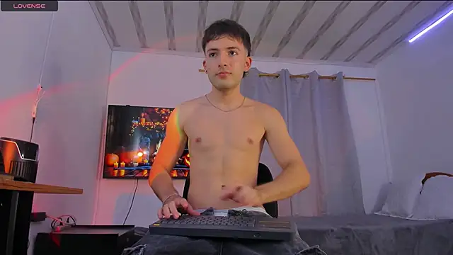 Snapshot of bower_and_colucci chatting on 10/29/25, 11:17 bower and colucci online show from 10/29/25, 11:17