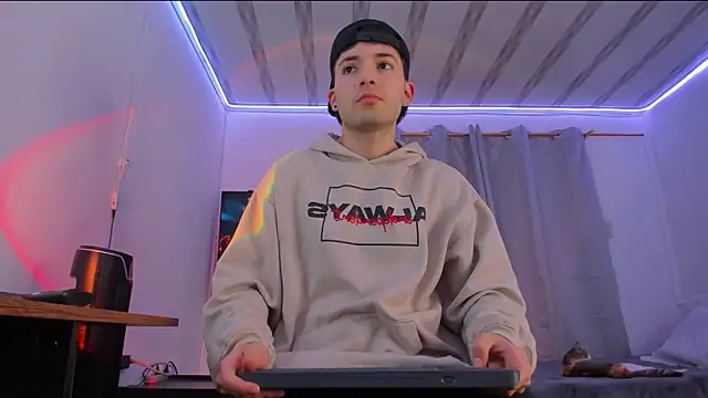 Snapshot of bower_and_colucci chatting on 11/21/25, 01:15 bower and colucci online show from 11/21/25, 01:15