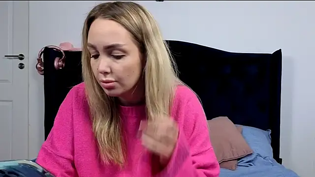 AnnaMaee online show from 11/12/25, 07:57