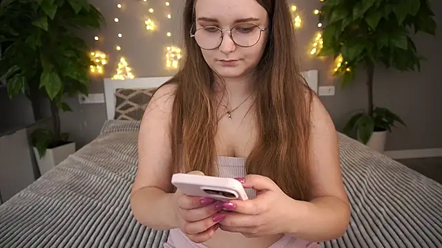 Snapshot of MagicPeachh_ chatting on 12/30/24, 01:47 MagicPeachh online show from 12/30/24, 01:47