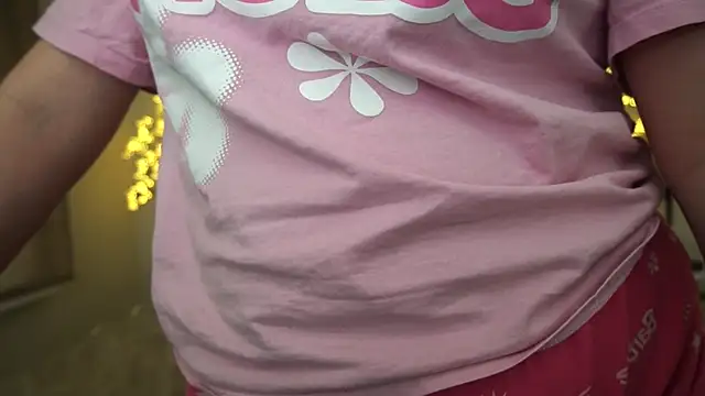 Snapshot of MagicPeachh_ chatting on 02/28/25, 01:03 MagicPeachh online show from 02/28/25, 01:03