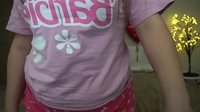 Snapshot of MagicPeachh_ chatting on 02/28/25, 07:14 MagicPeachh online show from 02/28/25, 07:14