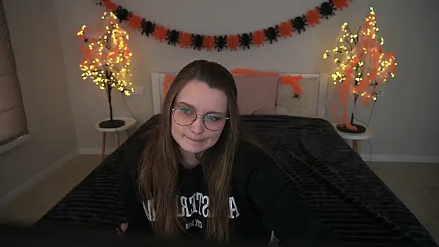 Snapshot of MagicPeachh_ chatting on 10/20/25, 12:27 MagicPeachh online show from 10/20/25, 12:27