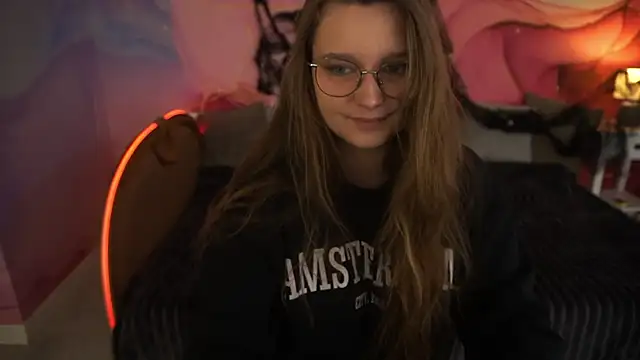 Snapshot of MagicPeachh_ chatting on 10/21/25, 05:52 MagicPeachh online show from 10/21/25, 05:52