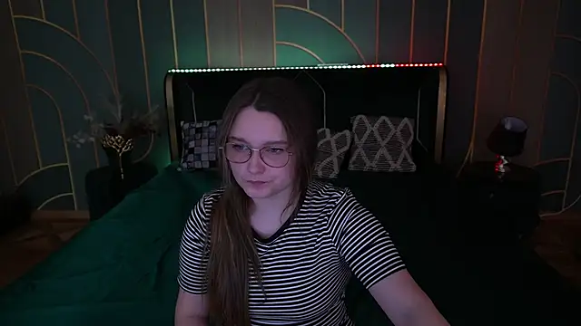 Snapshot of MagicPeachh_ chatting on 11/14/25, 06:45 MagicPeachh online show from 11/14/25, 06:45