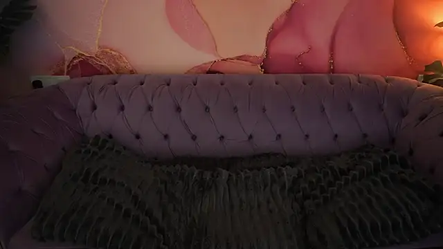 Snapshot of MagicPeachh_ chatting on 11/17/25, 01:28 MagicPeachh online show from 11/17/25, 01:28