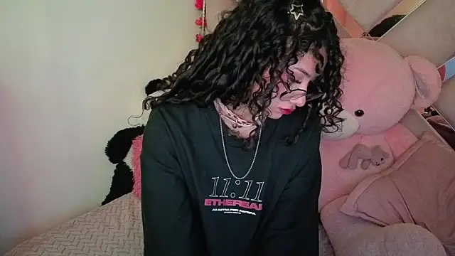 Snapshot of CherieCurl chatting on 05/25/26, 05:41 CherieCurl online show from 05/25/26, 05:41