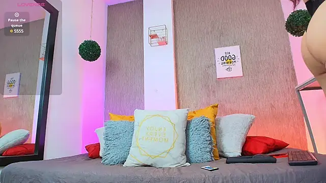 Snapshot of Bella_salvatore chatting on 02/17/25, 10:14 Bella salvatore online show from 02/17/25, 10:14