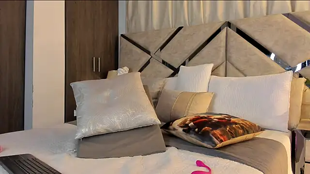 Snapshot of HaileyBaldwin chatting on 12/25/24, 11:53 HaileyBaldwin online show from 12/25/24, 11:53