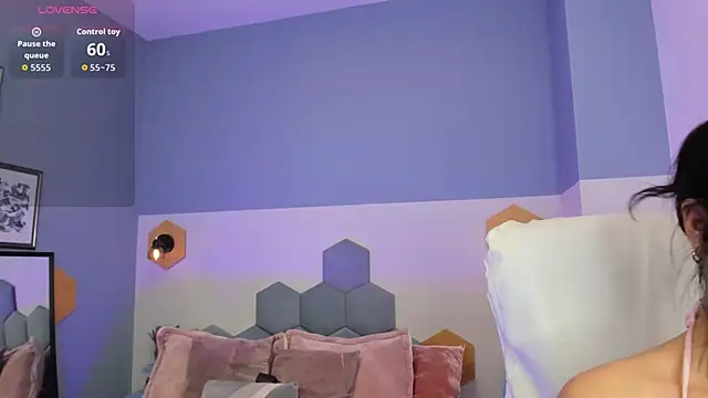 Chloe fischer  online show from 10/28/25, 02:53