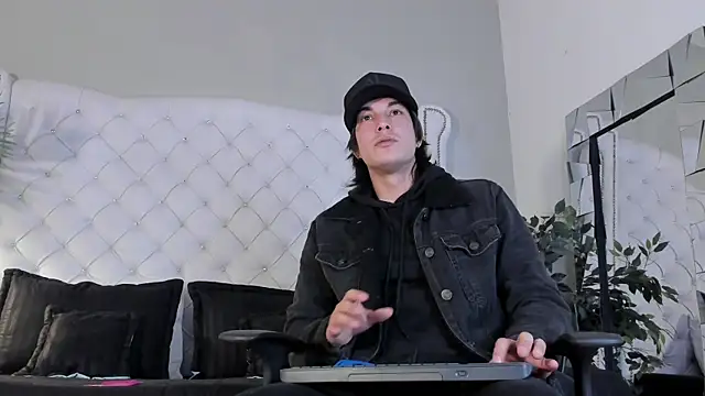 Karimferrer online show from 11/28/25, 09:06