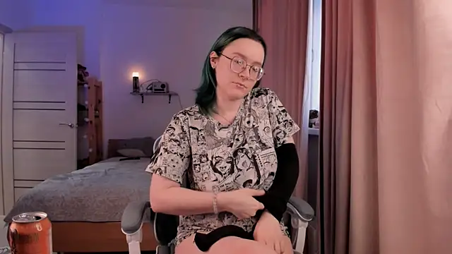 alisahug online show from 11/17/25, 10:54