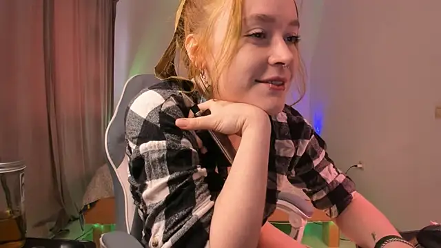 alisahug online show from 04/19/26, 12:26