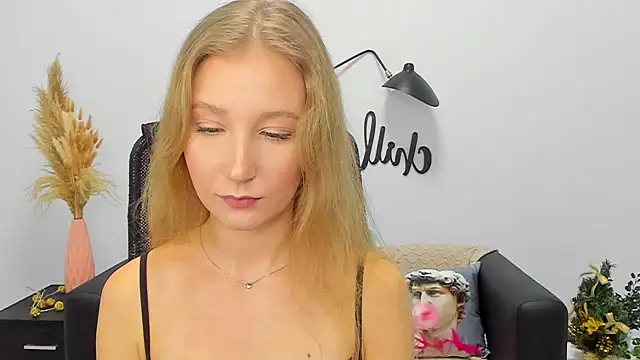 Snapshot of LolaWilsons chatting on 01/03/25, 07:27 LolaWilsons online show from 01/03/25, 07:27