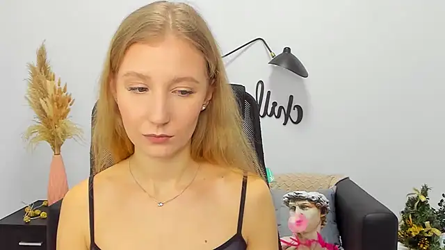 Snapshot of LolaWilsons chatting on 01/03/25, 12:19 LolaWilsons online show from 01/03/25, 12:19