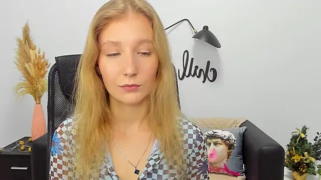 Snapshot of LolaWilsons chatting on 01/07/25, 02:19 LolaWilsons online show from 01/07/25, 02:19