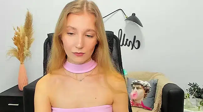 Snapshot of LolaWilsons chatting on 01/18/25, 03:27 LolaWilsons online show from 01/18/25, 03:27