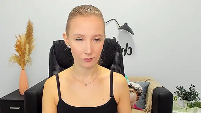 Snapshot of LolaWilsons chatting on 01/21/25, 06:22 LolaWilsons online show from 01/21/25, 06:22