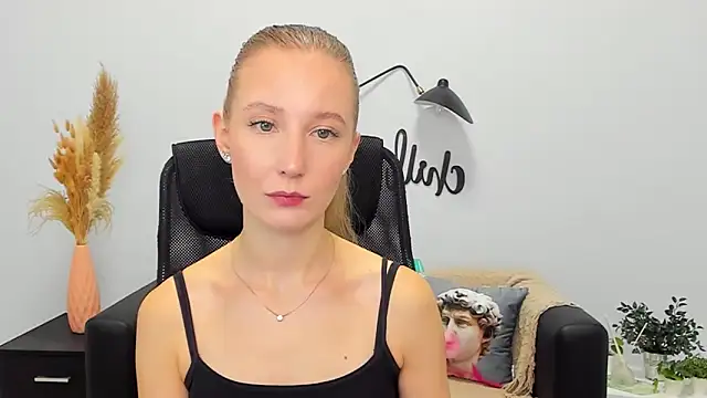 Snapshot of LolaWilsons chatting on 01/21/25, 10:19 LolaWilsons online show from 01/21/25, 10:19